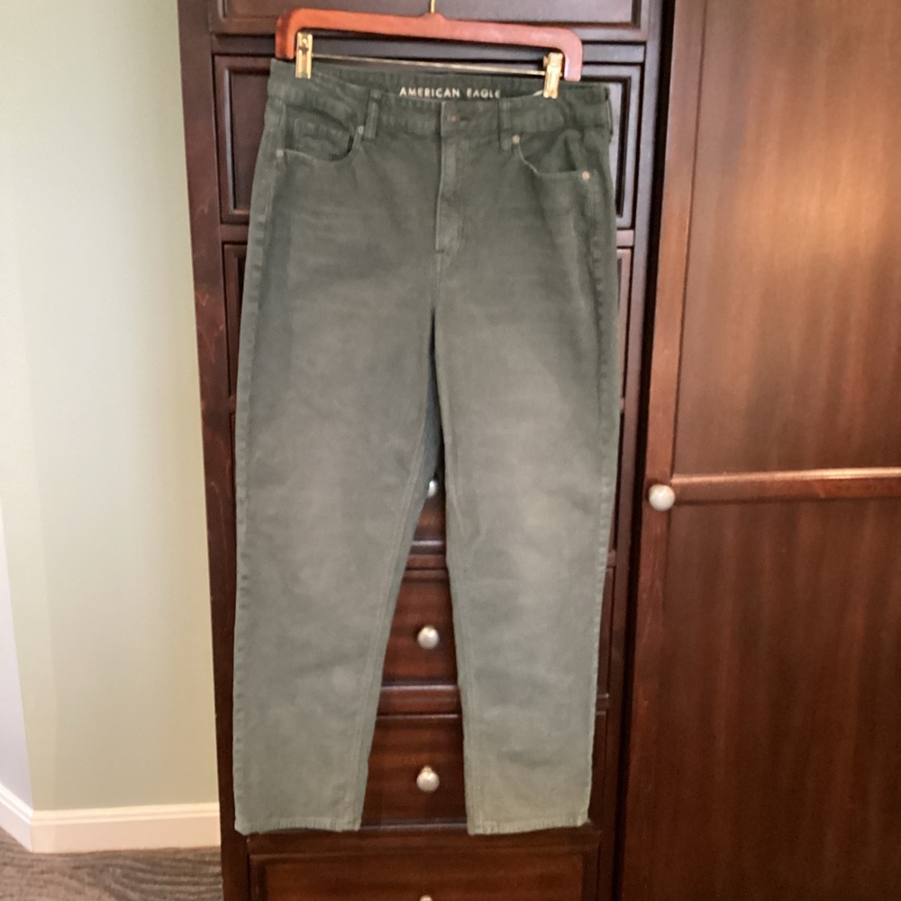 American Eagle Green Corduroy Mom Straight Jean Stretch EUC